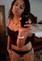 Мулатка с пирсингом в пупке дома делает интимные селфи 2 фото