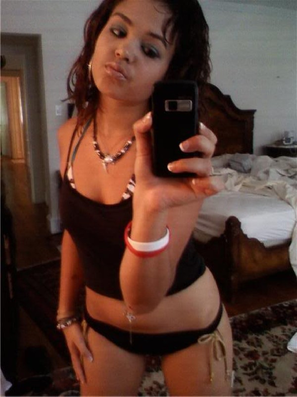 Мулатка с пирсингом в пупке дома делает интимные селфи 2 фотография