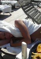 Жена позирует на природе в купальнике, а дома голой 9 фото