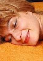 Лысый мачо вылизал щель зрелой даме и трахнул ее на диване 8 фото