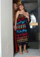 Лысый мачо вылизал щель зрелой даме и трахнул ее на диване 1 фото