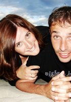 Супружеская пара активно отдыхает на морском берегу 1 фото