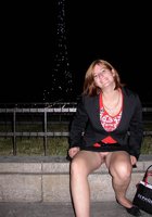 Супружеская пара активно отдыхает на морском берегу 5 фото