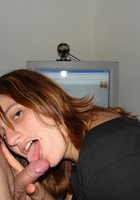 Супружеская пара активно отдыхает на морском берегу 14 фото