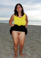 Супружеская пара активно отдыхает на морском берегу 8 фото