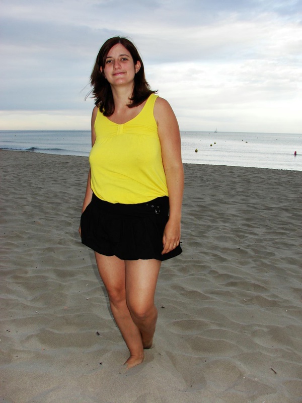 Супружеская пара активно отдыхает на морском берегу 3 фотография