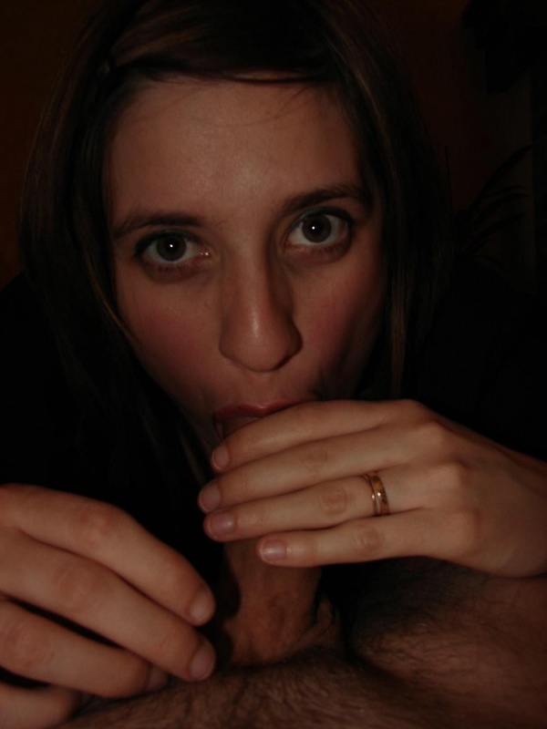 Супружеская пара активно отдыхает на морском берегу 18 фотография