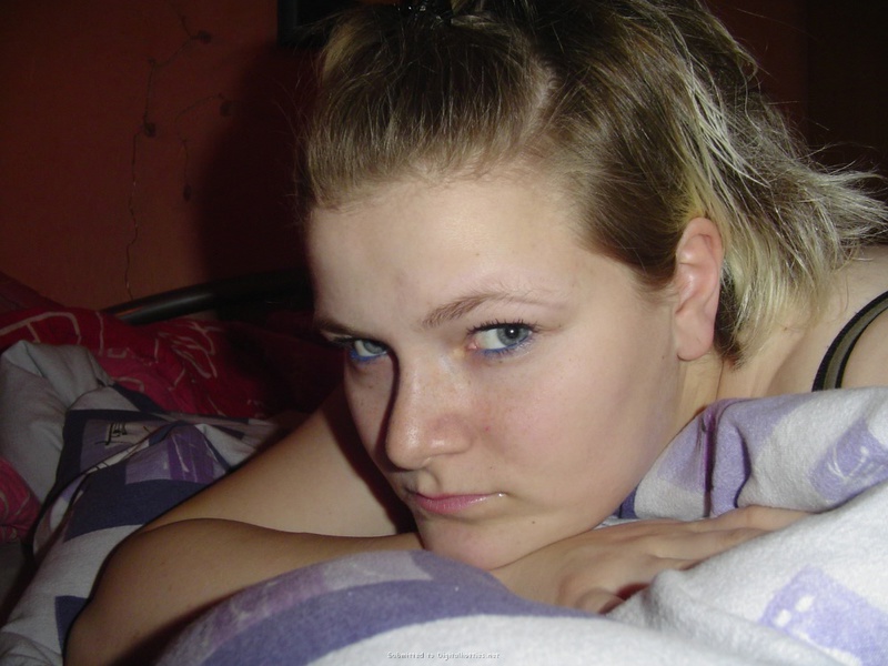 Жирная блондинка мастурбирует дырку и мнет огромные сиськи 6 фотография