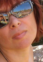 Женщина отдыхает на берегу озера 4 фото