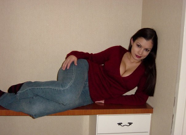 Сисястая тёлка «а-ля 90-е» на бампере старомодной тачки 1 фотография