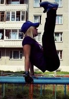 Спортивная девушка делает упражнения на улице 2 фото