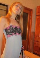 Стройная особа со светлыми волосами развратничает в спальне в стрингах 12 фото