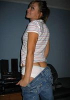 Любовница разделась и хвастается писькой на кровати 4 фото