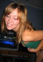 Любовница разделась и хвастается писькой на кровати 7 фото