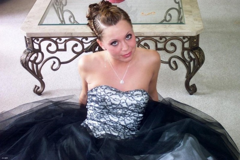 Любовница разделась и хвастается писькой на кровати 14 фотография