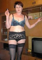 Зрелая телка с короткой стрижкой одела сексуальное белье 2 фото