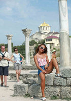 Рыжая показывает большой клитор в публичных местах 2 фото