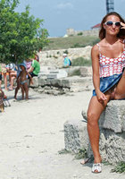 Рыжая показывает большой клитор в публичных местах 3 фото