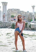 Рыжая показывает большой клитор в публичных местах 1 фото