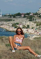 Рыжая показывает большой клитор в публичных местах 12 фото