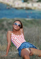 Рыжая показывает большой клитор в публичных местах 15 фото