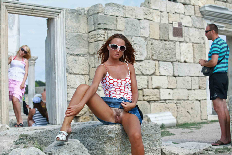 Рыжая показывает большой клитор в публичных местах 4 фотография