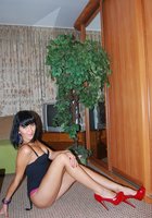 Девицы светят своими кисками и насаживаются ими на члены партнеров 6 фото