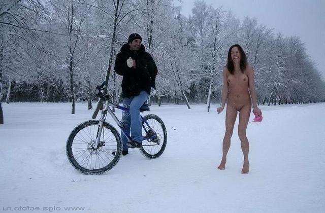Горожанка показала голый лобок на улице зимой 16 фотография