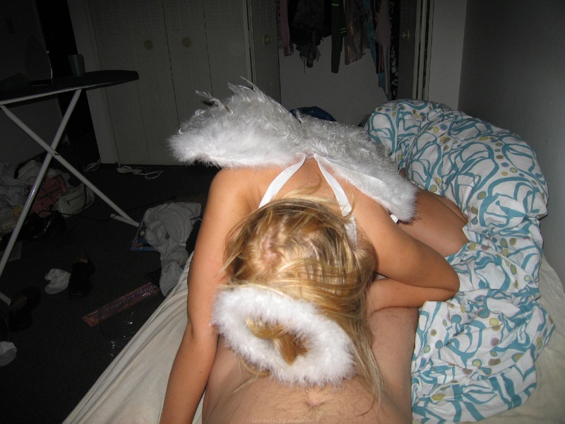 Девушка в костюме ангела делает минет и ласкает подругу 12 фотография