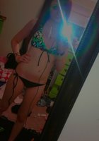 Молодые особы перед зеркалом в одежде и без нее 4 фото