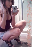 Молодые особы перед зеркалом в одежде и без нее 5 фото