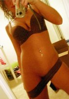 Молодые особы перед зеркалом в одежде и без нее 6 фото