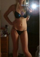 Молодые особы перед зеркалом в одежде и без нее 13 фото