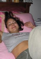 Брюнеточку трахают в рот на кровати 1 фото