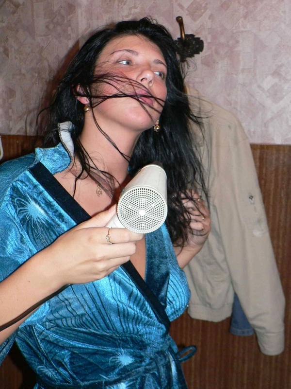 Брюнетка сушит волосы дома, показывая зад и сиськи 2 фотография