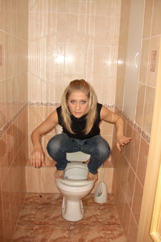 Необычные позы сексуальной девушки 18 фотография