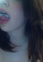 Молодая чувиха голышом позирует перед вебкамерой в своей комнате 13 фото