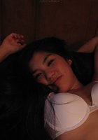 Азиатка показывает волосатую киску на камеру 6 фото Азиатка показывает волосатую киску на камеру 6 фото