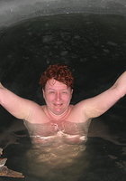 Дамы без купальника окунаются зимой в прорубь 10 фото Дамы без купальника окунаются зимой в прорубь 10 фото