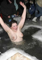 Дамы без купальника окунаются зимой в прорубь 6 фото Дамы без купальника окунаются зимой в прорубь 6 фото