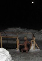 Дамы без купальника окунаются зимой в прорубь 2 фото Дамы без купальника окунаются зимой в прорубь 2 фото