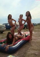 Забавница отдыхает с подружками и хвастается загорелым телом 20 фото Забавница отдыхает с подружками и хвастается загорелым телом 20 фото