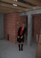 Молодая блонда встречается с лысым мужиком в его особняке 4 фото