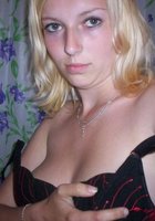 Блондинка отодвигает нижнее белье и делает селфи пикантных мест 2 фото Блондинка отодвигает нижнее белье и делает селфи пикантных мест 2 фото