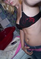 Блондинка отодвигает нижнее белье и делает селфи пикантных мест 5 фото Блондинка отодвигает нижнее белье и делает селфи пикантных мест 5 фото