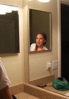 Кокетка с аппетитными титьками без белья позирует дома и во дворе 2 фото Кокетка с аппетитными титьками без белья позирует дома и во дворе 2 фото