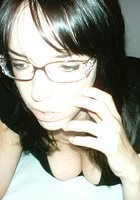 Очкастая брюнетка в чулках сосет большой пенис и мастурбирует 23 фото Очкастая брюнетка в чулках сосет большой пенис и мастурбирует 23 фото