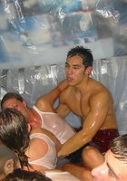 Мужики не прочь собраться на квартире с горячими негодницами 16 фото