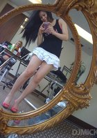 Милахи с обнаженными сиськами в зеркальном отражении 12 фото