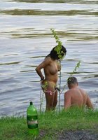 Грудастая баба возле озера отсосала у мужика 6 фото